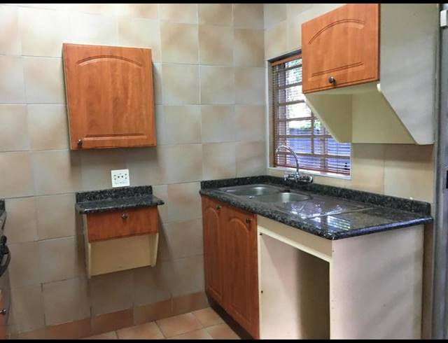 3 BEDROOM PROPERTY TO RENT IN MENLO PARK